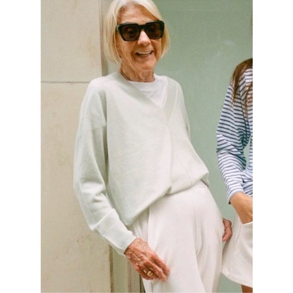 AYR Sweaters - AYR 100% Cashmere V-Neck Sweater Light Sage Green Women’s Size S